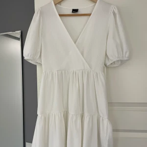 Klänning - Vit sommar klänning. Använd en midsommar. Skriv vid frågor/bilder💗