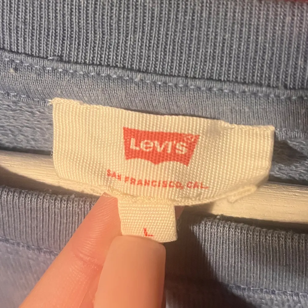 Fin långärmad levi’s topp i ljusblått 💙använts mycket men ändå bra skick . Tröjor & Koftor.