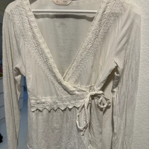 OddMolly - Söt blus ifrån Odd Molly i storlek 3