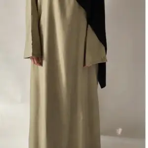 Linne abaya i färgen beige/khaki. Helt ny oanvänd säljs pga one size och alldeles för stor för mig. Egna bilder skickas privat. 😊