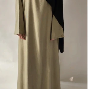 Abaya  - Linne abaya i färgen beige/khaki. Helt ny oanvänd säljs pga one size och alldeles för stor för mig. Egna bilder skickas privat. 😊
