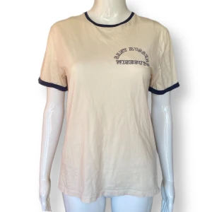 Gant T-Shirt  - En T-shirt från Gant i fint skick. Tror den är för herrar? 100% bomull.  Storlek S. ⚠️ Finns små hål runt Gantlappen! ⚠️ MÅTT: Axel till axel 41cm, ärmlängd 19cm, armhåla till armhåla 47cm & längd 61cm