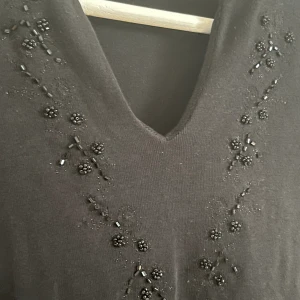 V-ringad tröja - Kommer tyvärr inte till användning:( jättesöt med broderi och pärlor på! 