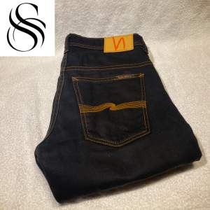 Nudie jeans i svart färg | Storlek: W34 / L33 - Nypris: 1499kr - Vårt pris: 349kr - Vid frågor ”kontakta” 