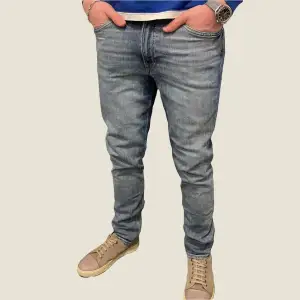 Mycket fina jeans från Denim Co i tvättad blå färg. Jensen är använda men i gott skick. Storlek 32. Modellen på bilden är 182cm. Ställ gärna frågor vid funderingar!