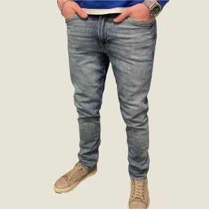 Denim Co - Mycket fina jeans från Denim Co i tvättad blå färg. Jensen är använda men i gott skick. Storlek 32. Modellen på bilden är 182cm. Ställ gärna frågor vid funderingar!