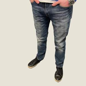 Ett par fräscha jeans från Levi’s i riktigt bra skick. Storlek 30/32. Modellen på bilden är 182 cm. Ställ gärna frågor vid funderingar!