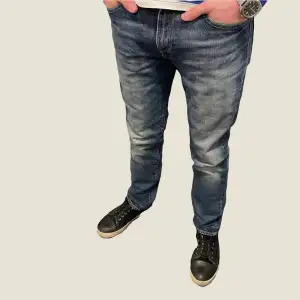 Ett par fräscha jeans från Levi’s i riktigt bra skick. Storlek 30/32. Modellen på bilden är 182 cm. Ställ gärna frågor vid funderingar!