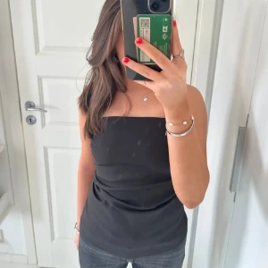 Bandau topp  - Super fin bandau topp med slits perfekt till fest💘