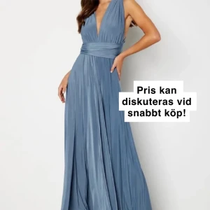 Balklänning - Helt oanvänd köptes som en backup klänning! Går att knyta på olika sätt som visas på hemsidan (bubbleroom) och är väldigt lång. Pga att man kan knyta den hur man vill kan man anpassa storleken. Jag bär 38 och den passar mig Defekt skrivs i kommentar