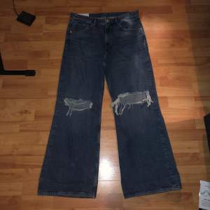 Blåa Jeans från H&M🙌 Loosebootcut fit. I helt nyskick. Endast använda en gång. Inte riktigt min stil. 