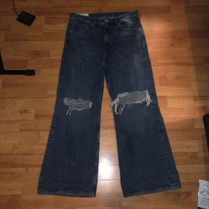 Jeans - Blåa Jeans från H&M🙌 Loosebootcut fit. I helt nyskick. Endast använda en gång. Inte riktigt min stil. 