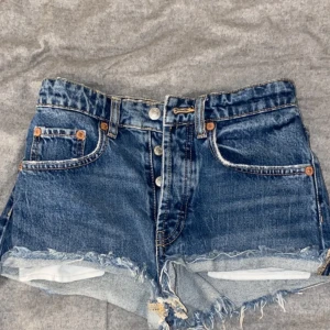Zara shorts  - Mörkblåa skitsnygga zara shorts, köpta förra sommaren. Knappt använda tyvär bara legat i min garderob därför säljer jag. Stl 32, men passar mig som vanligtvis bär 34. Pris kan diskuteras🩷