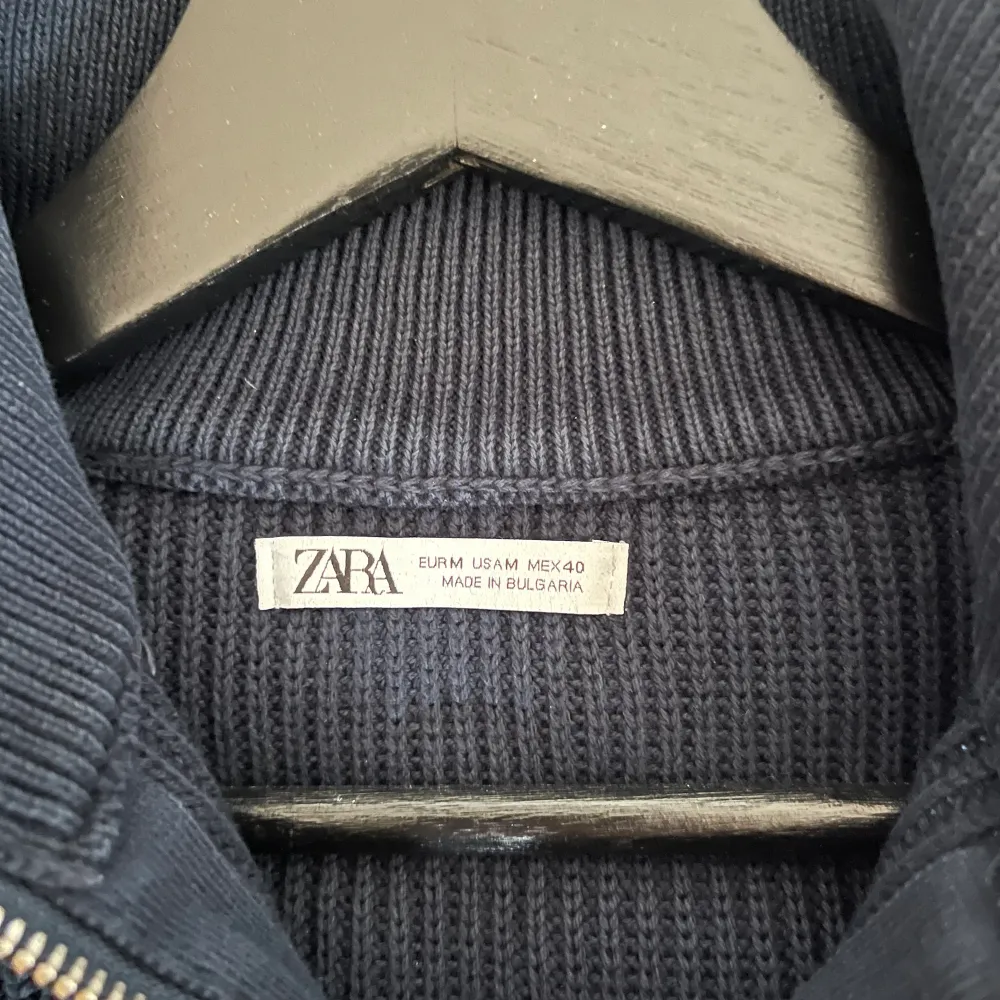 Säljer denna halfzip från zara då den är lite stor för mig och inte kommit till direkt användning😊. Tröjor & Koftor.