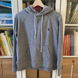 Hoodie från Ralph lauren | Storlek: S men sitter närmare xs eller xxs - Skicket är bra - Mitt pris: 349- Nypris: Ca 1600.  Hör gärna av dig om du har några frågor.//AU_Archive