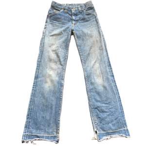 Snygga vintage jeans från Lee!100% bomull, medelhöga/Högmidjade Midjemått 67cm Innerbenslängd 76cm Grenmått 26cm, OBS! Fläckar finns (fråga efter bild)