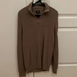 halv zip (beige) - säljer nu en stickad halv zip i färgen beige då jag använt den runt 3 gngr, priset kan diskuteras