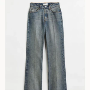 Jeans - Slutsålda ”Straight Jeans” från HM. Originalpris 399kr. Använda men i fint skick. Inga defekter. Hör av dig om du har frågor💙