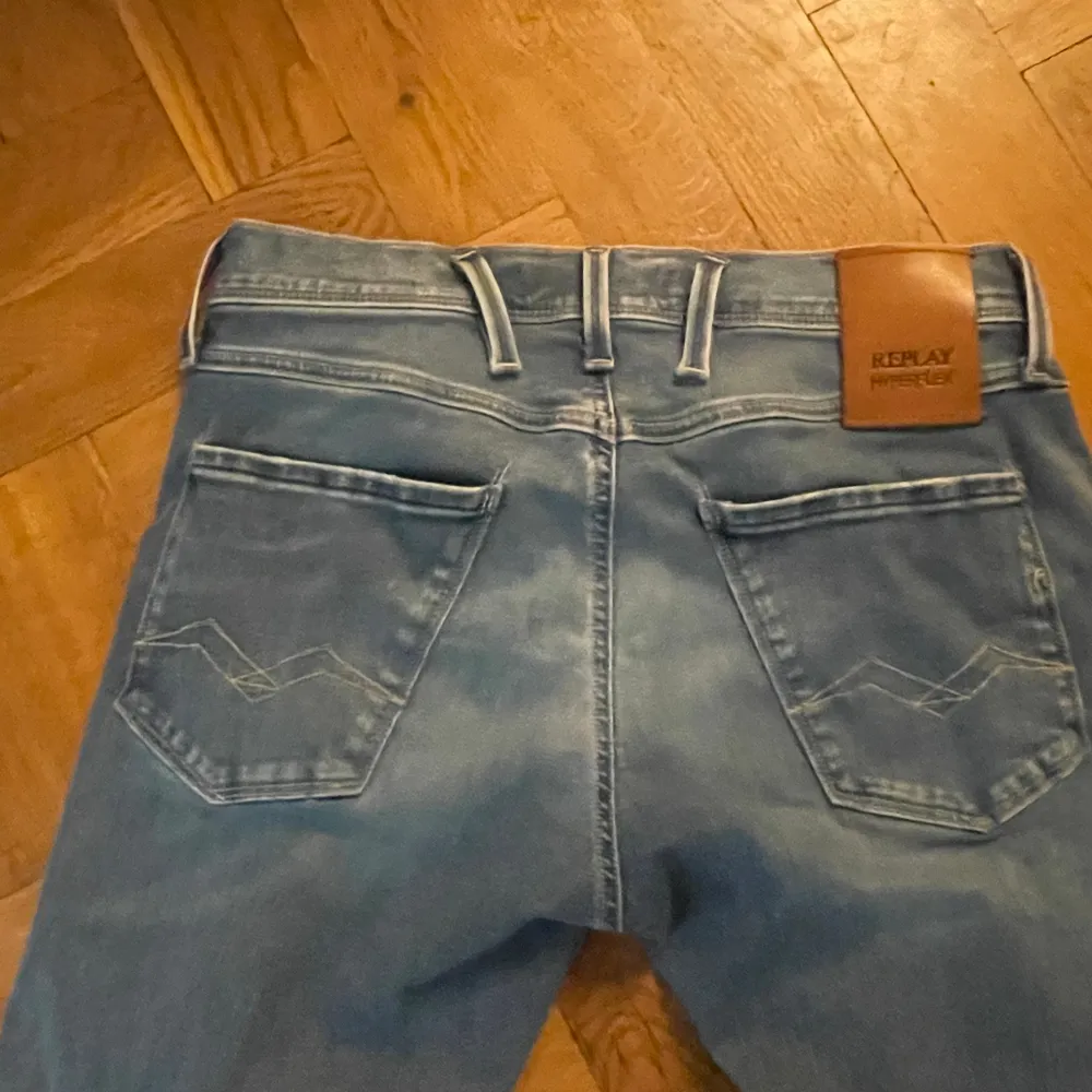 Ett år ljusblå replay jeans som knappt är använda, storlek 29/32 och passformen är anbass/slim, nypris 1200 mitt pris 549!. Jeans & Byxor.