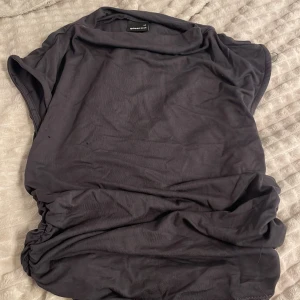 Basic topp från gina - En jätte fin vanlig topp från gina, denna är lite sliten men fungerar så bra. Jag har valt att försöka sälja den eftersom den var dyr men inte passar längre. Köpt för runt 400-500kr. 