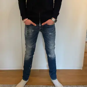 Tja😇säljer nu dessa överfeta Replay jeans med riktigt snygga slitningar🙌jeansen säljs inte längre 🤝 Modellen på bilden är 180 och väger 65✅‼️‼️Detta är nystartad resell så följ för att inte miss massvis med sköna plagg)‼️‼️