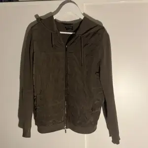 Sällsynt Massimo Dutti Cardigan då den inte tillverkas eller säljs längre. Storlek xs/s jag är 1,80 och den är lite liten för mig men fungerar nog jättebra för någon som är lite kortare. Olivgrön färg och skicket är bra finns tecken på användning.