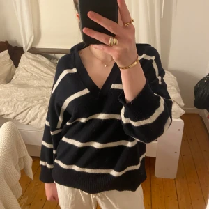 Söt topp från hm! - Jättefin randig tröja från hm som är jättefin nu till sommaren! Tröjan är i ganska bra skick och använd ganska många gånger!