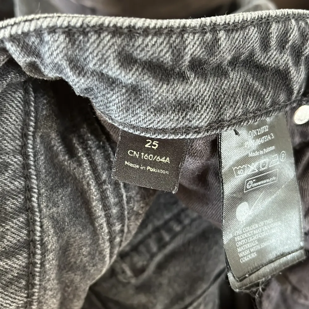 Säljer dessa då dom tyvärr blivit försmå, annars i fint skick förutom lite små ljusa gråa streck i färgen efter tvättmaskinen. Jeans & Byxor.