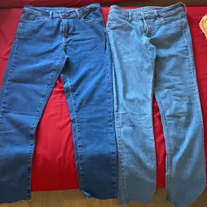 Säljer två tajta jeans en ljus blå och en mörk blå Varje jeans kostar 75kr