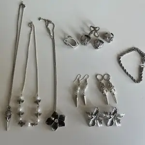 Säljer alla dessa smycken då dom ej kommer till användning, dom är ej i toppen skick men går självklart att använda fortfarande, 5 ringar, 3 halsband 3 örhängen och 1 armband 💕