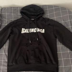 Säljer min Balenciaga hoodie eftersom att den är för liten för mig. Kan ta byten 