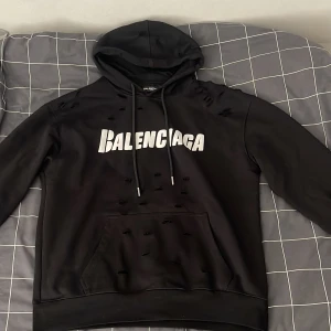 Balenciaga hoodie  - Säljer min Balenciaga hoodie eftersom att den är för liten för mig. Kan ta byten 