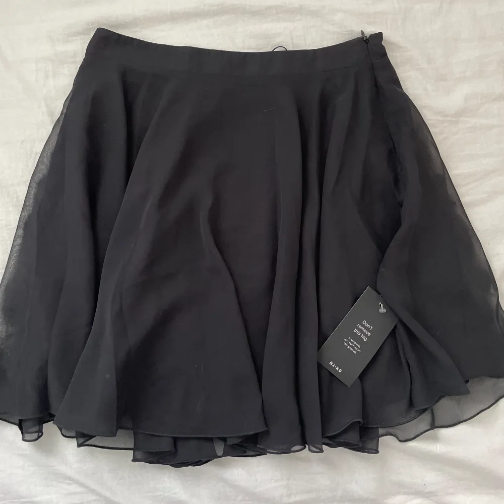 Svart kjol från NAKD, aldrig använd, prislapp fortfarande på, säljer pga förliten, storlek 36 men är mer som en 34. Kjolar.