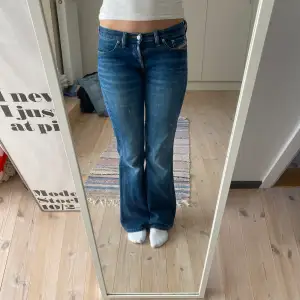 Så snygga lågmidjade diesel jeans i bra skick utan fickor där bak🤩 jag är 170 för referens kom privat för mått. pris kan diskuteras 🤗 ❗️kolla min profil har lagt upp flera jeans!!❗️