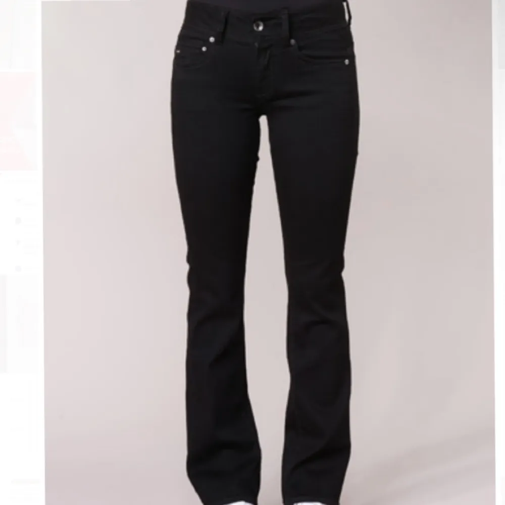 Säljer dessa low/mid waist jeans från g-star💗 midjemått 34+stretch och innerbenslängden är 83 cm💗 skriv vid frågor . Jeans & Byxor.