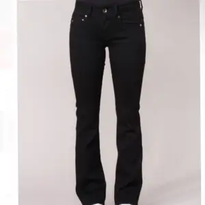 Säljer dessa low/mid waist jeans från g-star💗 midjemått 34+stretch och innerbenslängden är 83 cm💗 skriv vid frågor 