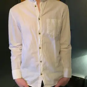 En snygg vitt skjorta från H&M. Bra till sommaren. Den är inte sönder någonstans och knappt använd.