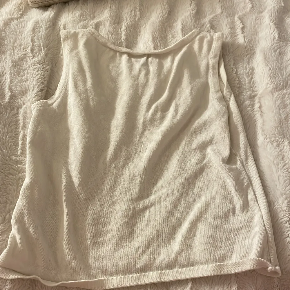 Säljer detta vita linne. Fint skick. Passae XXS men det är kort i modellen så passar även mindre storlekar.❤️. T-shirts.