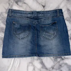 Kort jeans kjol ifrån only❣️ Det står ej storlek så att skriv till mig om ni vill veta mått eller har andra frågor!👍🏼 PRIS GÅR ATT DISKUTERA❣️