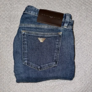 Armani Jeans herr  - Superfräscha oanvända Armani Jeans som blev för små till min bror. Storlek 30/34  Kan mötas och frakta! ✨