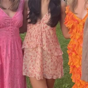 Volang klänning från zara - Superfin sommarklänning från Zara i nyskick, storlek m men passar mer som s 