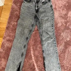 Jättefina zara jeans som jag säljer då dom inte kommer till användning💞Dom är storlek 40 men skulle säga 38-40💞
