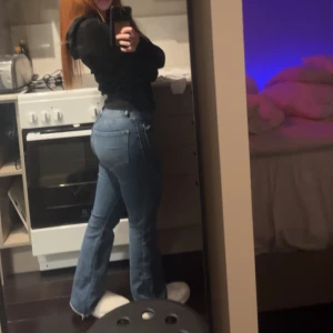 Lågmidjade jeans - Avklippta så de passar petite  Bootcut från nly 