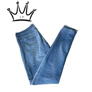 Säljer dessa populära tiger of Sweden jeans i passform slimfit W31/L34. I bra skick 9/10. Sitter perfekt på modellen som är 189 75kg. Kontakta oss för fler bilder eller funderingar!