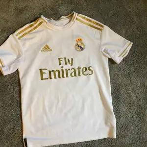Real Madrid hemmatröja 2020/21 Eden Hazard. Jävligt snygg trevlig real tröja.