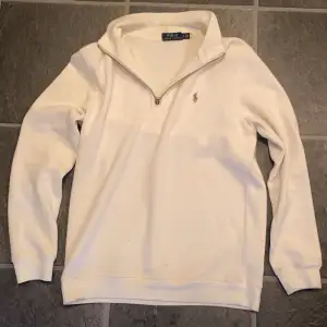 Säljer nu denna snygga Ralph lauren half zip tröjan då den sällan kommer till användning. Den är i perfekt skick förutom att en läderbit som satt på dragkedjan har gått av. Bara att skriva vid frågor eller fler bilder!