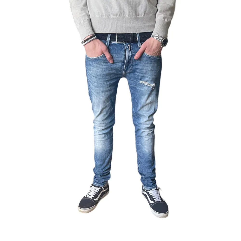 Säljer nu dem mest sålda replay jeansen i passform Anbass. Skicket är 9/10, passar modellen perfekt. 189 och 75kg, W33/L34. Kontakta oss för mer information eller allmäna frågor!. Jeans & Byxor.