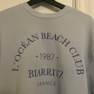 Blå Collagetröja - Blå Collagetröja från Gina Tricot🤩  Inga som helst tecken på använding💘Säljer då den inte används längre. Super fin på sena lite kallare sommarkvällar✨