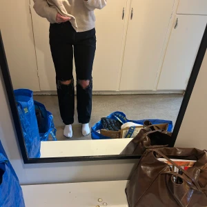 Straight jeans - Straight jeans från Gina tricot i strl 38💓 De är svarta med hål på knäna. Ser lite konstigt ut på bilderna då de är lite för korta för mig.