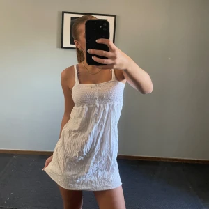 Sommarklänning vit - Så fin. Lite genomskinlig. Den är så praktisk eftersom den har resår längst ner så man kan bestämma helt själv hur lång man vill ha den. Inga defekter. Jag har den bak och fram på bilderna. Storlek xs/s. 